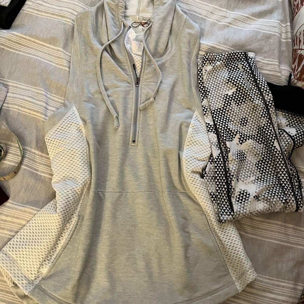 Calima By Carrie Underwood pullover hooded top